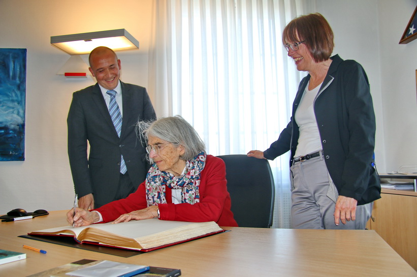 Donna Leon trägt sich in das goldene Buch der </br>Stadt Schwetzingen ein