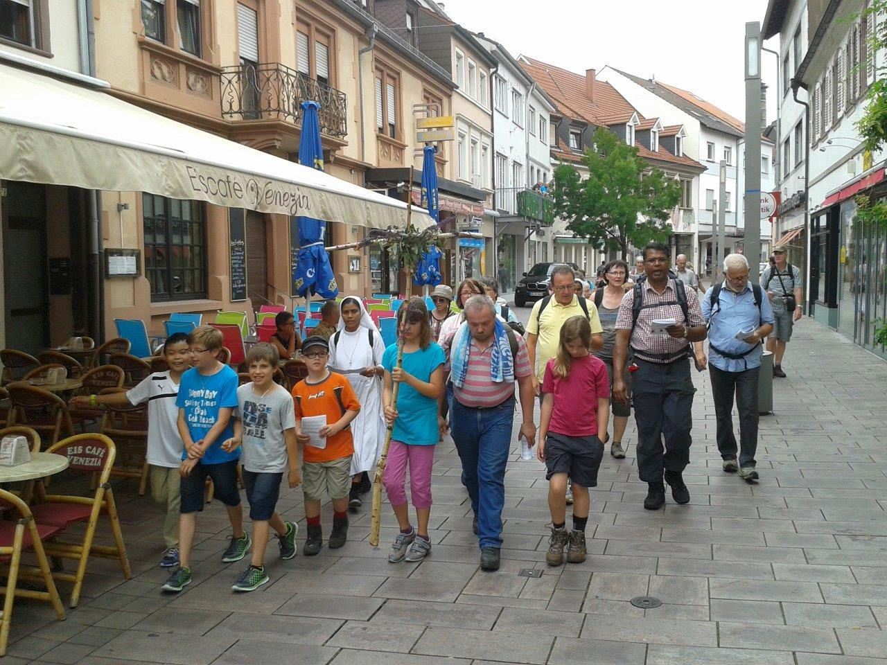 Glaubenszeugen unterwegs: Fußwallfahrt von Sandhausen nach Schwetzingen