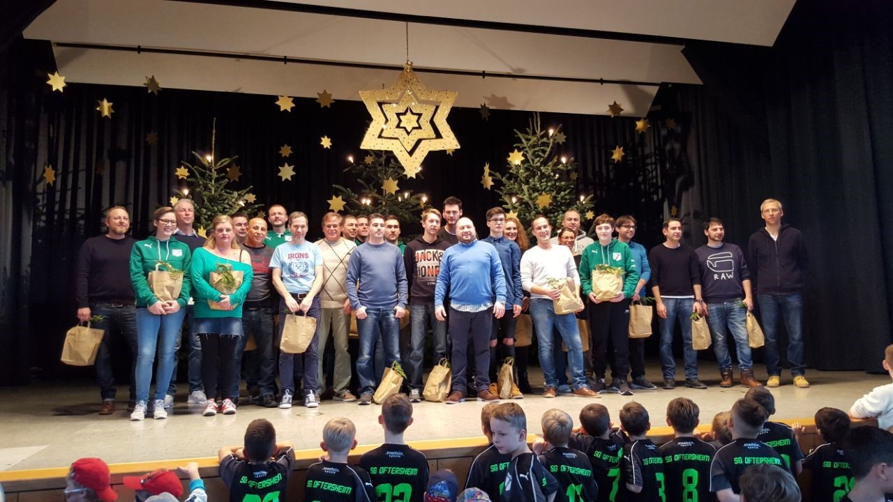 Lautstarke Weihnachtsfeier der Nachwuchskicker