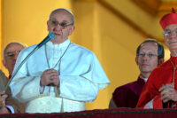 Zur ARTE-Sendung "Zeitenwende im Vatikan? - Papst Franziskus und die Zukunft der Kirche" (SWR/ARTE): Papst Franziskus auf dem Balkon des Petersdomes in Rom (2.v.l.) / Bildrechte/Copyright: ARTE / SWR/CAPA Presse, Paris.