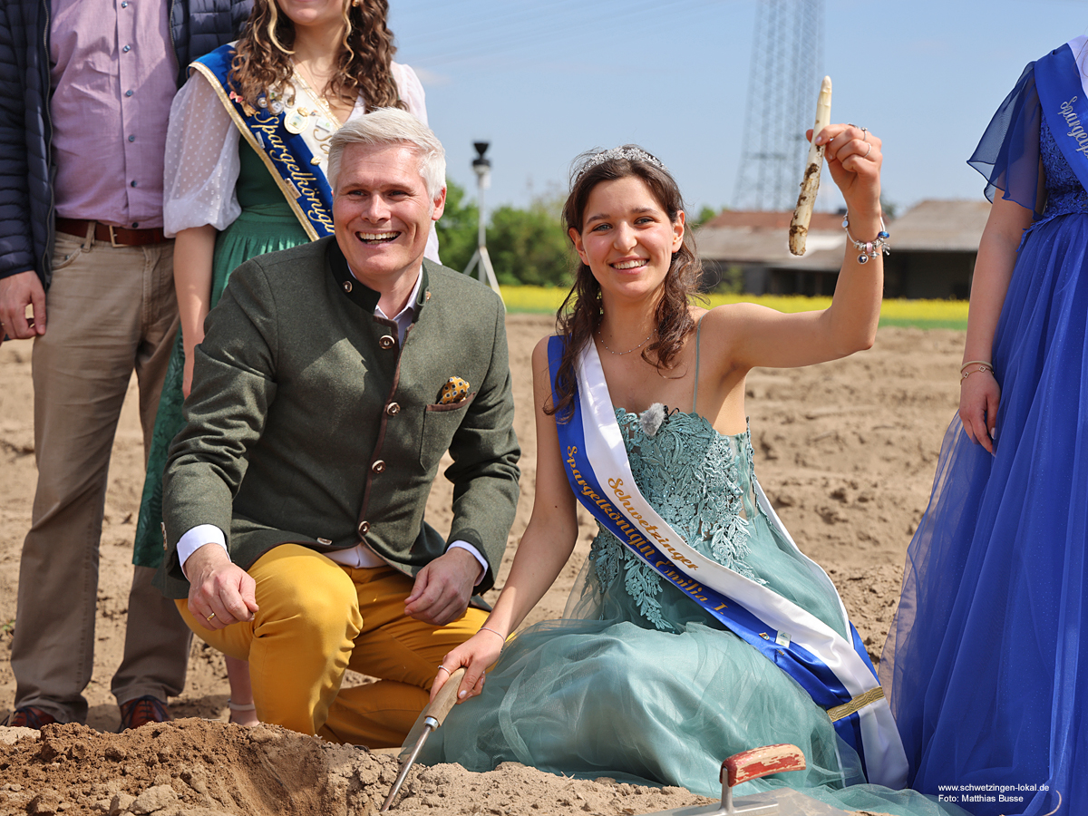 Spargelanstich in Schwetzingen: Offizielle Eröffung der Saison 2026 durch OB Matthias Steffan und Spargelkönigin Emilia I.